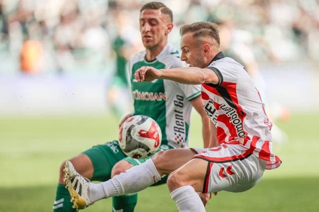 TUMOSAN Konyaspor v Samsunspor - Turkish Super Lig KONYA, TURKIYE - NOVEMBER 2: Melih Ibrahimoglu (back) of TUMOSAN Konyaspor in action against Celil Yuksel (R) of Samsunspor during the Turkish Super Lig week 11 football match between TUMOSAN Konyaspor and Samsunspor at Medas Konya Metropolitan Stadium in Konya, Turkiye on November 02, 2025. Serhat Cetinkaya Anadolu Konya Turkey. Editorial use only. Please get in touch for any other usage.  Copyright: x2025xAnadoluxSerhatxCetinkayax