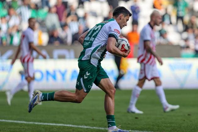 TUMOSAN Konyaspor v Samsunspor - Turkish Super Lig KONYA, TURKIYE - NOVEMBER 2: Umut Nayir of TUMOSAN Konyaspor celebrates after scoring a goal during the Turkish Super Lig week 11 football match between TUMOSAN Konyaspor and Samsunspor at Medas Konya Metropolitan Stadium in Konya, Turkiye on November 02, 2025. Serhat Cetinkaya Anadolu Konya Turkey. Editorial use only. Please get in touch for any other usage.  Copyright: x2025xAnadoluxSerhatxCetinkayax