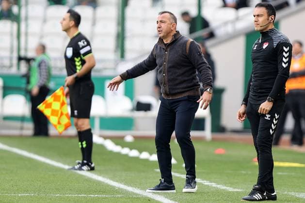 TUMOSAN Konyaspor v Samsunspor - Turkish Super Lig KONYA, TURKIYE - NOVEMBER 2: Head Coach Recep Ucar of TUMOSAN Konyaspor gives tactics to his players during the Turkish Super Lig week 11 football match between TUMOSAN Konyaspor and Samsunspor at Medas Konya Metropolitan Stadium in Konya, Turkiye on November 02, 2025. Serhat Cetinkaya Anadolu Konya Turkey. Editorial use only. Please get in touch for any other usage.  Copyright: x2025xAnadoluxSerhatxCetinkayax