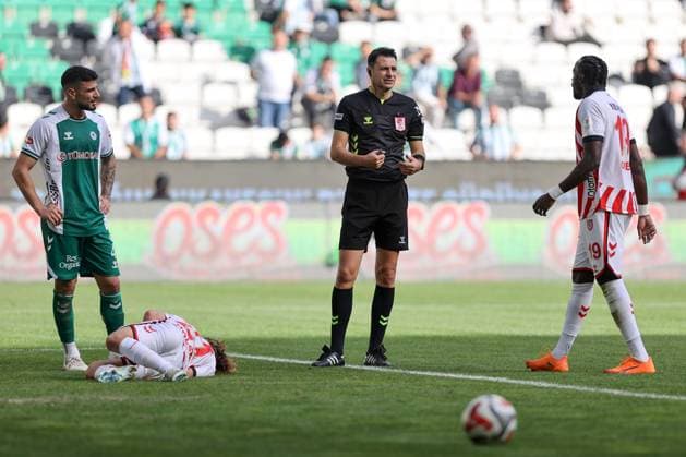 TUMOSAN Konyaspor v Samsunspor - Turkish Super Lig KONYA, TURKIYE - NOVEMBER 2: Referee Ali Sansalan leads the Turkish Super Lig week 11 football match between TUMOSAN Konyaspor and Samsunspor at Medas Konya Metropolitan Stadium in Konya, Turkiye on November 02, 2025. Serhat Cetinkaya Anadolu Konya Turkey. Editorial use only. Please get in touch for any other usage.  Copyright: x2025xAnadoluxSerhatxCetinkayax