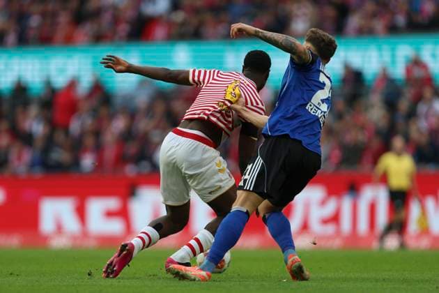 Ragnar Ache (1. FC Koeln) und Nicolai Remberg (Hamburger SV) im Zweikampf waehrend des spiels der Bundesliga zwischen 1. FC Köln und Hamburger SV, RheinEnergieSTADION am 02. November 2025 in Köln, Deutschland. (Foto von Oliver Kaelke DeFodi Images) +++ Ragnar Ache (1. FC Koeln) und Nicolai Remberg (Hamburger SV) battle for the ball during the Bundesliga match between 1. FC Köln and Hamburger SV at RheinEnergieSTADION on November 2, 2025 in Köln, Germany. (Photo by Oliver Kaelke DeFodi Images) DFL regulations prohibit any use of photographs as image sequences and or quasi-video. (Photo by Oliver Kaelke DeFodi Images) Ragnar Ache 1 FC Koeln und Nicolai Remberg Hamburger SV im Zweikampf waehrend des spiels der Bundesliga zwischen 1 FC Köln und Hamburger SV, RheinEnergieSTADION am 02 November 2025 in Köln, Germany Photo by Oliver Kaelke DeFodi Images Ragnar Ache 1 FC Koeln und Nicolai Remberg Hamburger SV battle for the ball during the Bundesliga match between 1 FC Köln and Hamburger SV at RheinEnergieSTADION on November 2, 2025 in Köln, Germany Photo by Oliver Kaelke DeFodi Images DFL regulations prohibit any use of photographs as image sequences and or quasi video Photo by Oliver Kaelke DeFodi Images