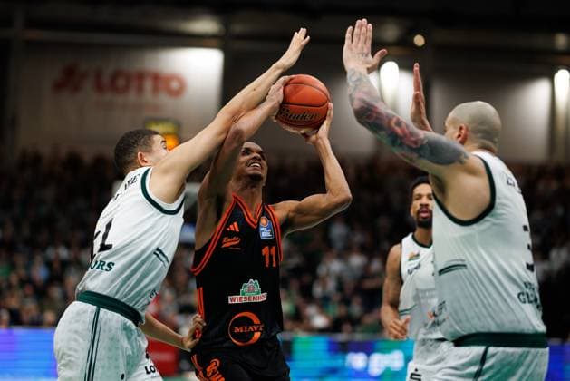 Alonzo Verge Jr Rasta Vechta in a duel with Evans Rapieque Gladiators Trier and Maik Zirbes Gladiators Trier , Vet Concept Gladiators Trier vs Rasta Vechta, Basketball, easyCredit BBL, Matchday 6, Season 2025 2026, 02 11 2025 Vet Concept Gladiators Trier vs Rasta Vechta, Basketball, easyCredit BBL, Matchday 6, Season 2025 2026, 02 11 2025 Copyright: xEibner-Pressefoto AlexanderxNeisx EP_ANS