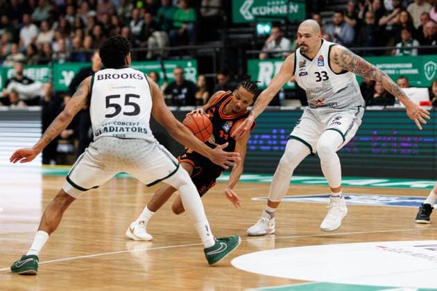 Alonzo Verge Jr Rasta Vechta in a duel with Eli Brooks Gladiators Trier and Maik Zirbes Gladiators Trier , Vet Concept Gladiators Trier vs Rasta Vechta, Basketball, easyCredit BBL, Matchday 6, Season 2025 2026, 02 11 2025 Vet Concept Gladiators Trier vs Rasta Vechta, Basketball, easyCredit BBL, Matchday 6, Season 2025 2026, 02 11 2025 Copyright: xEibner-Pressefoto AlexanderxNeisx EP_ANS