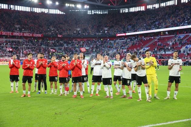 02 11 2025, xrekx, Fussball 2 Bundesliga, Fortuna Duesseldorf 1 FC Kaiserslautern v l FCK Mannschaft bedankkt sich dank sich bei den Fans, the player thanks the fans for their support DFL DFB REGULATIONS PROHIBIT ANY USE OF PHOTOGRAPHS as IMAGE SEQUENCES and or QUASI VIDEO Duesseldorf