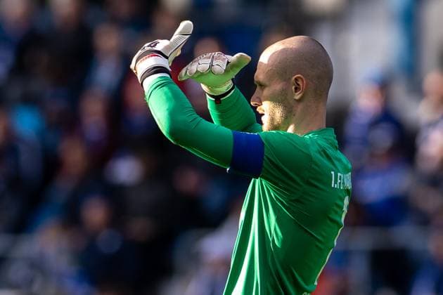 02 11 2025, 2 Bundesliga, Matchday 11, VfL Bochum 1848 1 FC Magdeburg, Goalkeeper Dominik Reimann 1 FC Magdeburg looks towards the sun, Bochum Vonovia Ruhrstadion NRW Germany xRHR PHOTO DEx Copyright: DennisxEwert RHR-FOTOx RHR-FOTO DE