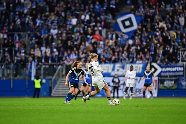 Soccer I Women I Season 2025 2026 I Bundesliga I 8 Matchday I Hamburger SV Eintracht Frankfurt I 02 11 2025 Melanie Brunnthaler 11, Hamburger SV Jella Veit 25, Eintracht Frankfurt Hamburg Volkspark, Volksparkstadion, Stadion, Volkspark Stadion Hamburg Germany Copyright: xLobeca FelixxSchlikisx