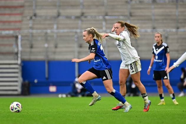Soccer I Women I Season 2025 2026 I Bundesliga I 8 Matchday I Hamburger SV Eintracht Frankfurt I 02 11 2025 Mia Büchele 17, Hamburger SV Lisanne Gräwe 8, Eintracht Frankfurt Hamburg Volkspark, Volksparkstadion, Stadion, Volkspark Stadion Hamburg Germany Copyright: xLobeca FelixxSchlikisx