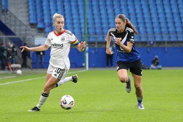 02 11 2025, xgrfx, Soccer Google Pixel Women Bundesliga, Hamburger SV Eintracht Frankfurt v l Laura Freigang Eintracht Frankfurt , Lotta Wrede Hamburger SV DFL DFB REGULATIONS PROHIBIT ANY USE OF PHOTOGRAPHS as IMAGE SEQUENCES and or QUASI VIDEO Hamburg