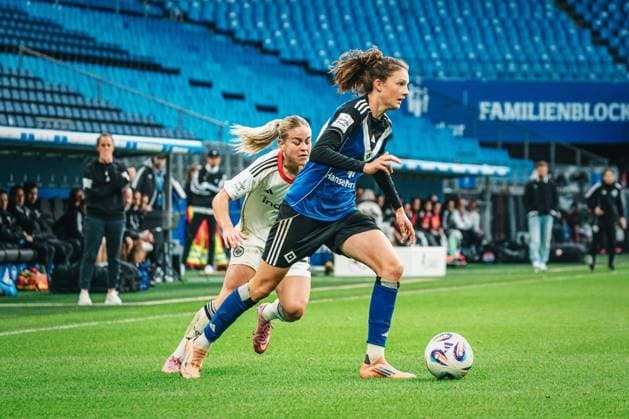 Google Pixel Womens Bundesliga Hamburger SV vs Eintracht Frankfurt, 02 11 2025 Lotta Wrede Hamburger SV, 32 in duel with Nadine Riesen Eintracht Frankfurt, 22 Soccer, Google Pixel Womens Bundesliga, Matchday 8 Hamburger SV vs Eintracht Frankfurt on 02 11 2025 at Volksparkstadion, Hamburg DFB DFL REGULATIONS PROHIBIT ANY USE OF PHOTOGRAPHS AS IMAGE SEQUENCES AND OR QUASI VIDEO Copyright: xBEAUTIFULxSPORTS Tonhäuserx