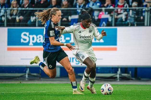 Google Pixel Womens Bundesliga Hamburger SV vs Eintracht Frankfurt, 02 11 2025 Nicole Anyomi Eintracht Frankfurt, 19 in running duel with Victoria Schulz Hamburger SV, 19 Soccer, Google Pixel Womens Bundesliga, Matchday 8 Hamburger SV vs Eintracht Frankfurt on 02 11 2025 at Volksparkstadion, Hamburg DFB DFL REGULATIONS PROHIBIT ANY USE OF PHOTOGRAPHS AS IMAGE SEQUENCES AND OR QUASI VIDEO Copyright: xBEAUTIFULxSPORTS Tonhäuserx