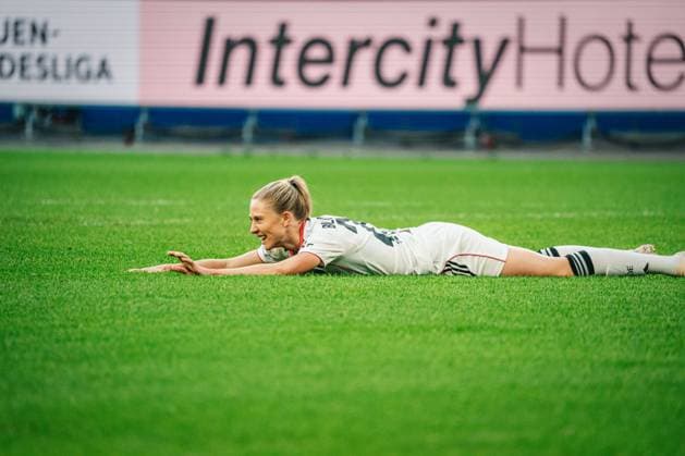 Google Pixel Frauen Bundesliga Hamburger SV vs Eintracht Frankfurt, 02 11 2025 Rebecka Blomqvist Eintracht Frankfurt, 28 lies on the ground Football, Google Pixel Frauen Bundesliga, 8 Matchday Hamburger SV vs Eintracht Frankfurt on 02 11 2025 at Volksparkstadion, Hamburg DFB DFL REGULATIONS PROHIBIT ANY USE OF PHOTOGRAPHS AS IMAGE SEQUENCES AND OR QUASI VIDEO Copyright: xBEAUTIFULxSPORTS Tonhäuserx