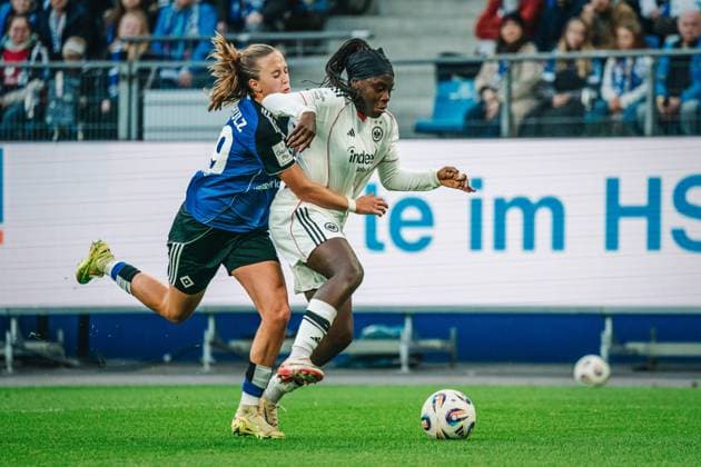 Google Pixel Womens Bundesliga Hamburger SV vs Eintracht Frankfurt, 02 11 2025 Nicole Anyomi Eintracht Frankfurt, 19 in running duel with Victoria Schulz Hamburger SV, 19 Soccer, Google Pixel Womens Bundesliga, Matchday 8 Hamburger SV vs Eintracht Frankfurt on 02 11 2025 at Volksparkstadion, Hamburg DFB DFL REGULATIONS PROHIBIT ANY USE OF PHOTOGRAPHS AS IMAGE SEQUENCES AND OR QUASI VIDEO Copyright: xBEAUTIFULxSPORTS Tonhäuserx