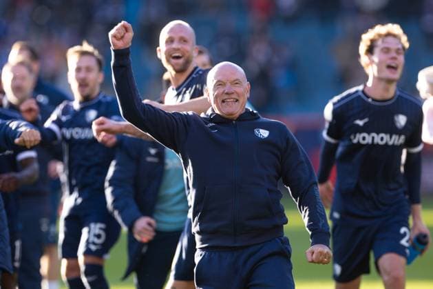02 11 2025, 2 Bundesliga, Matchday 11, VfL Bochum 1848 1 FC Magdeburg, Coach Uwe Rösler VfL Bochum 1848 and his players celebrate the victory with the fans, Bochum Vonovia Ruhrstadion NRW Germany xRHR PHOTO DEx Copyright: DennisxEwert RHR-FOTOx RHR-FOTO DE