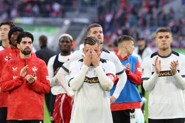 02 11 2025, xrekx, Fußball 2 Bundesliga, Fortuna Duesseldorf 1 FC Kaiserslautern v l FCK Mannschaft bedankkt sich dank sich bei den Fans, the player thanks the fans for their support Marlon Ritter 1 FC Kaiserslautern DFL DFB REGULATIONS PROHIBIT ANY USE OF PHOTOGRAPHS as IMAGE SEQUENCES and or QUASI VIDEO Duesseldorf