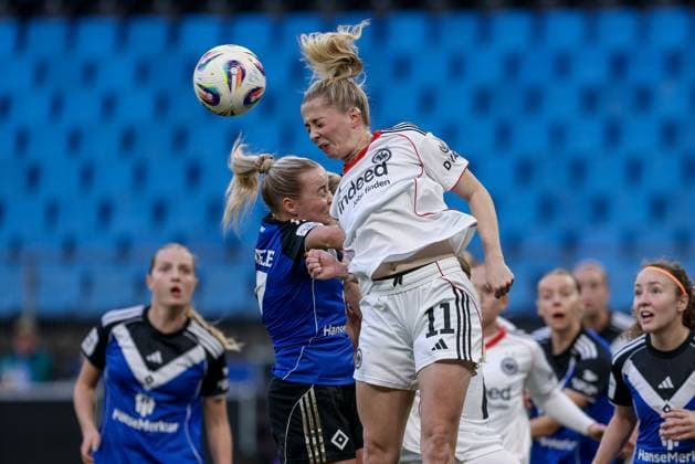 from left Mia Büchele Hamburger SV, 17 and Nina Lührßen Eintracht Frankfurt, 11 in header duel, header, duel, action, action, game scene, THE DFB REGULATIONS PROHIBIT ANY USE OF PHOTOGRAPHS AS IMAGE SEQUENCES AND OR QUASI VIDEO , 02 11 2025, Hamburg Germany , Football, Google Pixel Womens Bundesliga, Hamburger SV Eintracht Frankfurt xobx