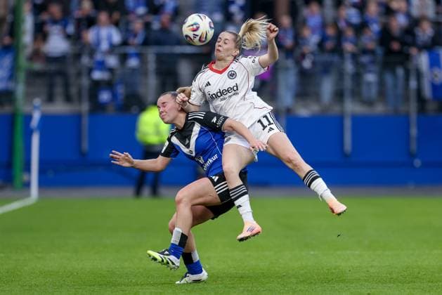 from left Svea Stoldt Hamburger SV, 8 and Nina Lührßen Eintracht Frankfurt, 11 in a duel, dynamic, action, action, game scene, THE DFB REGULATIONS PROHIBIT ANY USE OF PHOTOGRAPHS AS IMAGE SEQUENCES AND OR QUASI VIDEO , 02 11 2025, Hamburg Germany , Football, Google Pixel Womens Bundesliga, Hamburger SV Eintracht Frankfurt xobx