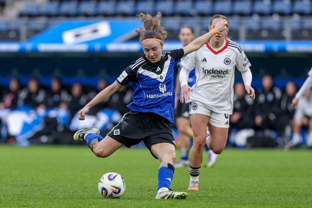 Melanie Brunnthaler Hamburger SV, 11 on goal, shoots on goal, on the ball, action, action scene,, THE DFB REGULATIONS PROHIBIT ANY USE OF PHOTOGRAPHS AS IMAGE SEQUENCES AND OR QUASI VIDEO , 02 11 2025, Hamburg Germany , Football, Google Pixel Womens Bundesliga, Hamburger SV Eintracht Frankfurt xobx