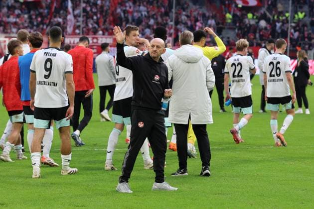 02 11 2025, xrekx, Fussball 2 Bundesliga, Fortuna Duesseldorf 1 FC Kaiserslautern v l Torsten Lieberknecht Trainer 1 FC Kaiserslautern bedankkt sich dank sich bei den Fans, the player thanks the fans for their support DFL DFB REGULATIONS PROHIBIT ANY USE OF PHOTOGRAPHS as IMAGE SEQUENCES and or QUASI VIDEO Duesseldorf