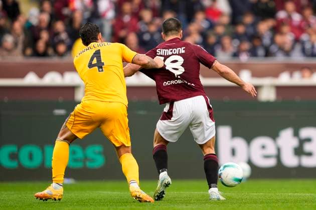PisaÕs Antonio Caracciolo fights for the ball with TorinoÕs Giovanni Simeone during the Serie A soccer match between Torino Fc and Pisa at the Stadio Olimpico Grande Torino in Turin, north west Italy - November 2, 2025. - Soccer  Copyright: xFabioxFerrari LaPressex