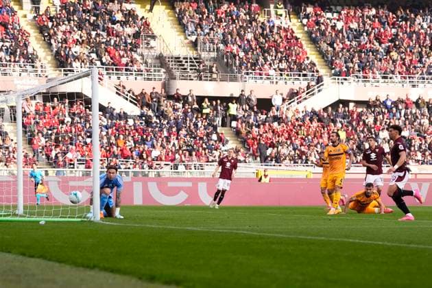 Torino™s Giovanni Simeone scoring the 1-2 goal for his team during the Serie A soccer match between Torino Fc and Pisa at the Stadio Olimpico Grande Torino in Turin, north west Italy - November 2, 2025. - Soccer  Copyright: xFabioxFerrari LaPressex