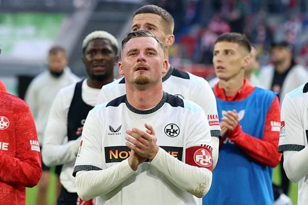 02 11 2025, xrekx, Fußball 2 Bundesliga, Fortuna Duesseldorf 1 FC Kaiserslautern v l FCK Mannschaft bedankkt sich dank sich bei den Fans, the player thanks the fans for their support Marlon Ritter 1 FC Kaiserslautern DFL DFB REGULATIONS PROHIBIT ANY USE OF PHOTOGRAPHS as IMAGE SEQUENCES and or QUASI VIDEO Duesseldorf