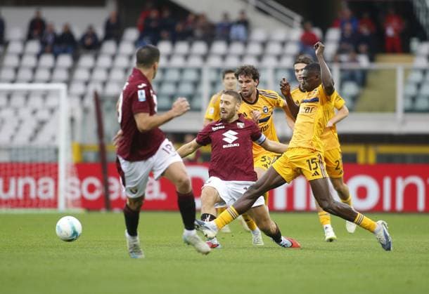 Nikola Vlasic of Torino FC and Idrissa Toure of Pisa SC fighting for the ball during the Italian serie A, 2025-2026 season, football match between Torino FC and Pisa SC on 02 November 2025 at Stadio Olimpico Grande Torino, Turin, Italy. Photo Nderim Kaceli  Copyright: xNderimxKaceli IPAxSportx xipa-agency.netx xx IPA_67402426 IPA_Agency_IPA67402426