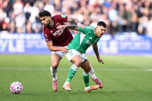 West Ham United gegen Newcastle United 02 November 2025, London Premier League Fußball West Ham United gegen Newcastle United Lucas Paqueta von West Ham United und Bruno Guimaraes von Newcastle United Foto Jacques Feeney Abseits London UK  Copyright: xJacquesxFeeneyx xOffsidexOffside