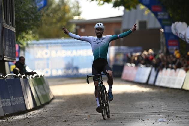 Dutch Joris Nieuwenhuis celebrates as he crosses the finish line to win the elite men race of the Rapencross cyclocross in Lokeren, the second race (out of 8) of the X2O Badkamers Trophy, Sunday 02 November 2025. DAVIDxPINTENS  x138727673x