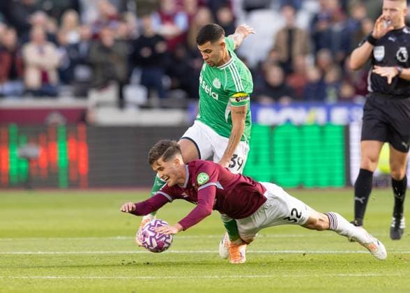 West Ham United v Newcastle United, Premier League, Football, The London Stadium, London, UK - 02 Nov 2025 Freddie Potts of West Ham United tangles with Bruno Guimaraes of Newcastle United London The London Stadium Stratford GBR, UK NEWSPAPERS OUT Copyright: xEllixBirchx