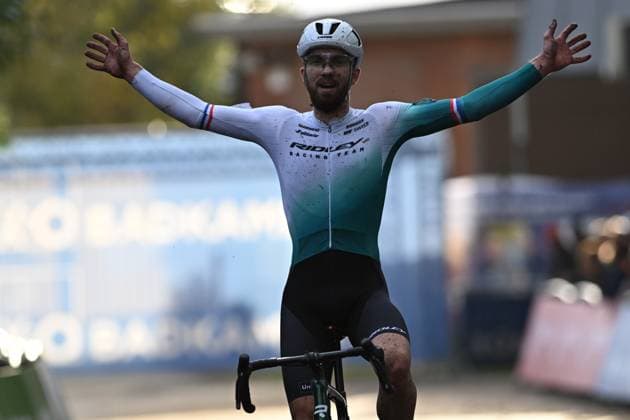 Dutch Joris Nieuwenhuis celebrates as he crosses the finish line to win the elite men race of the Rapencross cyclocross in Lokeren, the second race (out of 8) of the X2O Badkamers Trophy, Sunday 02 November 2025. DAVIDxPINTENS  x138728448x