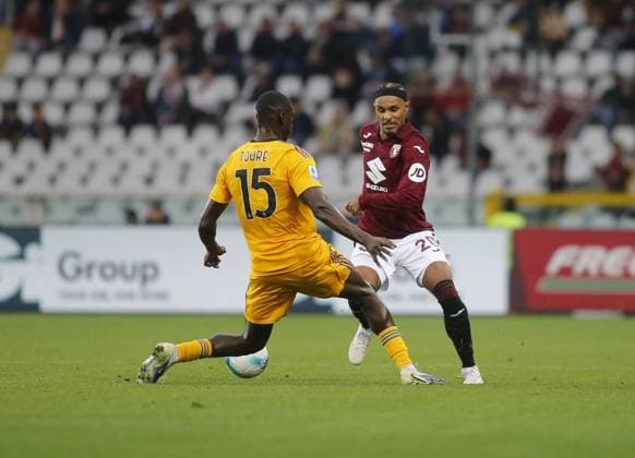 Valentin Lazzaro of Torino FC and Idrissa Toure of Pisa SC during the Italian serie A, 2025-2026 season, football match between Torino FC and Pisa SC on 02 November 2025 at Stadio Olimpico Grande Torino, Turin, Italy. Photo Nderim Kaceli  Copyright: xNderimxKaceli IPAxSportx xipa-agency.netx xx IPA_67403081 IPA_Agency_IPA67403081