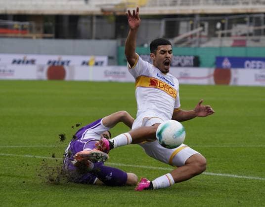 Fiorentina™s Edin Dzeko fight for the ball with Lecce™s Tete Morente during the Serie A soccer match between Fiorentina and Lecce at the Artemio Franchi stadium in Florence, center of Italy - Sunday, November 02, 2025. - Soccer  Copyright: xMarcoxBucco LaxPressex