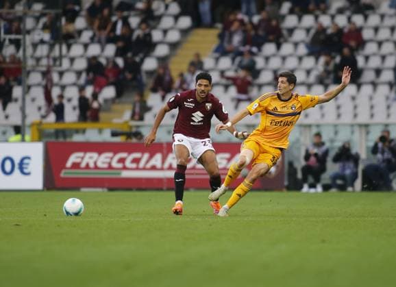 Saul Coco of Torino FC and Stefano Moreo of Pisa SC during the Italian serie A, 2025-2026 season, football match between Torino FC and Pisa SC on 02 November 2025 at Stadio Olimpico Grande Torino, Turin, Italy. Photo Nderim Kaceli  Copyright: xNderimxKaceli IPAxSportx xipa-agency.netx xx IPA_67403092 IPA_Agency_IPA67403092