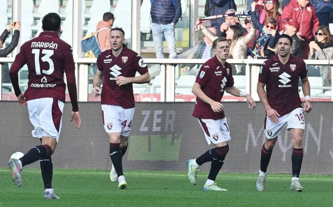 November 2, 2025, Turin, Italy: Torino s Giovanni Simeone jubilates after scoring the gol (1-2) during the talian Serie A soccer match Torino FC vs Pisa SC at the Olimpico Grande Torino Stadium in Turin, Italy, 2 november 2025 ANSA ALESSANDRO DI MARCO. Serie A: Torino FC Vs Pisa SC  - ZUMAa110 20251102_zaf_a110_042 Copyright: xAlessandroxDixMarcox