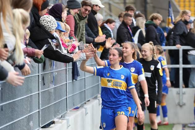Google Pixel Womens Bundesliga, FC Carl Zeiss Jena Bayer 04 Leverkusen 02 11 2025 Elena Mühlemann 30, Carl Zeiss Jena and team clap with the fans Football, Google Pixel Womens Bundesliga, Season 2025 2026, 8 Matchday FC Carl Zeiss Jena vs Bayer 04 Leverkusen on 02 11 2025, Ernst Abbe Sportfeld, ad hoc Arena, Jena DFB REGULATIONS PROHIBIT ANY USE OF PHOTOGRAPHS AS IMAGE SEQUENCES AND OR QUASI VIDEO Copyright: xBEAUTIFULxSPORTS JanxKaeferx
