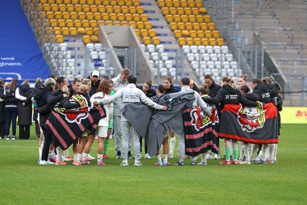 Google Pixel Womens Bundesliga, FC Carl Zeiss Jena Bayer 04 Leverkusen 02 11 2025 Team circle of Leverkusen after the final whistle Football, Google Pixel Womens Bundesliga, Season 2025 2026, 8 Matchday FC Carl Zeiss Jena vs Bayer 04 Leverkusen on 02 11 2025, Ernst Abbe Sportfeld, ad hoc Arena, Jena DFB REGULATIONS PROHIBIT ANY USE OF PHOTOGRAPHS AS IMAGE SEQUENCES AND OR QUASI VIDEO Copyright: xBEAUTIFULxSPORTS JanxKaeferx