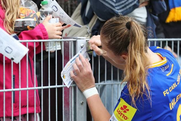 Google Pixel Womens Bundesliga, FC Carl Zeiss Jena Bayer 04 Leverkusen 02 11 2025 Captain Toma Ihlenburg 3, Carl Zeiss Jena signs autographs with the fans Football, Google Pixel Womens Bundesliga, Season 2025 2026, 8 Matchday FC Carl Zeiss Jena vs Bayer 04 Leverkusen on 02 11 2025, Ernst Abbe Sportfeld, ad hoc Arena, Jena DFB REGULATIONS PROHIBIT ANY USE OF PHOTOGRAPHS AS IMAGE SEQUENCES AND OR QUASI VIDEO Copyright: xBEAUTIFULxSPORTS JanxKaeferx