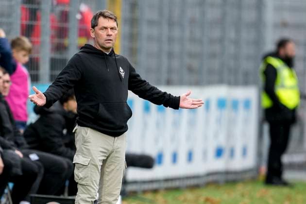 Luc Holtz coach, head coach, SVWM , gives instructions, gestures, gesticulates with arms, single image, single photo, action, action, 02 11 2025, Sinsheim Germany , Football, 3 Liga, TSG 1899 Hoffenheim II SV Waldhof Mannheim, DFB DFL REGULATIONS PROHIBIT ANY USE OF PHOTOGRAPHS AS IMAGE SEQUENCES AND OR QUASI VIDEO xozx