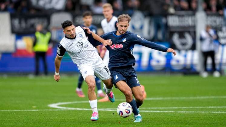 v li Arianit Ferati SVWM, 10 , Luka Djuric Duric, TSG II, 10 , duel, duel scene, duel, tackle, tackling, dynamics, action, action, 02 11 2025, Sinsheim Germany , Football, 3 Liga, TSG 1899 Hoffenheim II SV Waldhof Mannheim, DFB DFL REGULATIONS PROHIBIT ANY USE OF PHOTOGRAPHS AS IMAGE SEQUENCES AND OR QUASI VIDEO xozx