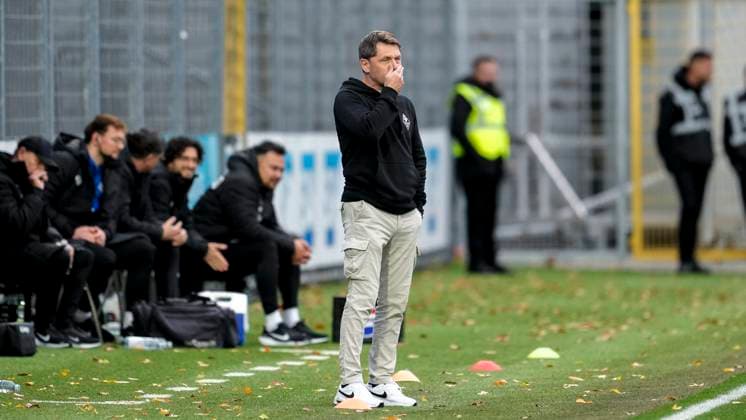Luc Holtz coach, head coach, SVWM , cropped image, full body, single image, single photo, action, action, looking disappointed, disappointment, frustration, disappointed, pessimistic, on the sidelines, on the sideline, 02 11 2025, Sinsheim Germany , Soccer, 3 Liga, TSG 1899 Hoffenheim II SV Waldhof Mannheim, DFB DFL REGULATIONS PROHIBIT ANY USE OF PHOTOGRAPHS AS IMAGE SEQUENCES AND OR QUASI VIDEO xozx
