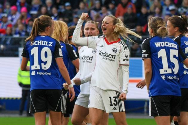 Hamburg, Germany 02 November 2025 1 BL Women 2025 2026 Hamburger SV vs Eintracht Frankfurt In the picture from left the second goal scorer Amanda Ilestedt Eintracht Frankfurt makes the goal to 1 0 for Frankfurt and cheers DFB regulations prohibit any use of photographs as image sequences and or quasi video Volksparkstadion Hamburg Copyright: xFotostandx xFantinix