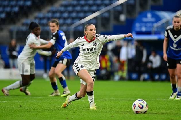 Soccer I Women I Season 2025 2026 I Bundesliga I 8 Matchday I Hamburger SV Eintracht Frankfurt I 02 11 2025 Penalty kick shot Elisa Senß 6, Eintracht Frankfurt Hamburg Volkspark, Volksparkstadion, Stadium, Volkspark Stadion Hamburg Germany Copyright: xLobeca FelixxSchlikisx