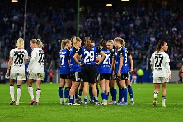 Soccer I Women I Season 2025 2026 I Bundesliga I 8 Matchday I Hamburger SV Eintracht Frankfurt I 02 11 2025 Looks disappointed, saddened, depressed, frustrated, crestfallen, offended, dejected, dissatisfied, disillusioned, bad-tempered Hamburger SV Women together in the middle Hamburg Volkspark, Volksparkstadion, stadium, Volkspark Stadion Hamburg Germany Copyright: xLobeca FelixxSchlikisx