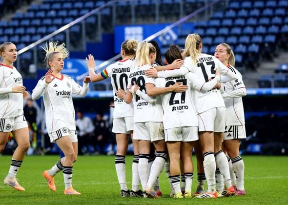 02 11 2025, xcex, GER, Hamburg, Volksparkstadion, Frauenfussball, 1 Bundesliga, DIE LIGA, Google Pixel Frauen Bundesliga, Saison 2025 2026, Spieltag 8, SGE, HSV, Hamburger SV Eintracht Frankfurt Frauen, Torjubel Eintracht Frankfurt, Jubel, Freude, Emotionen, goal celebration, Elisa Senss Senß SGE bejubelt ihren Treffer zum 2 0, DFL regulations prohibit any use of photographs as image sequences and or quasi video