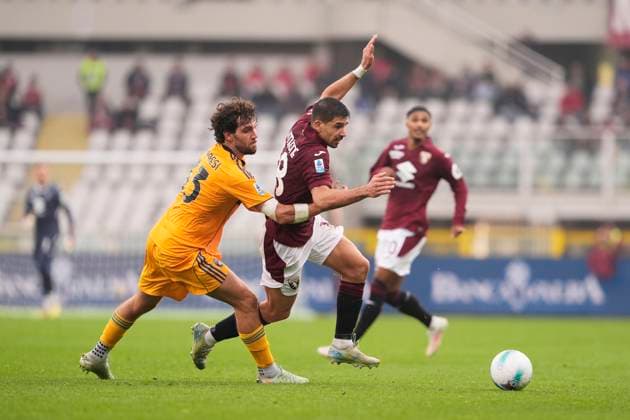 PisaÕs Arturo Calabresi fights for the ball with TorinoÕs Giovanni Simeone during the Serie A soccer match between Torino Fc and Pisa at the Stadio Olimpico Grande Torino in Turin, north west Italy - November 2, 2025. - Soccer  Copyright: xFabioxFerrari LaPressex