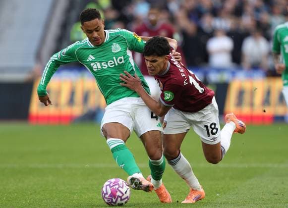 West Ham United v Newcastle United - Premier League Jacob Ramsey of Newcastle United and Mateus Fernandes of West Ham United challenge during the Premier League match between West Ham United and Newcastle United at London Stadium on November 2, 2025 in London, England. London London Stadium England United Kingdom Copyright: xNealxSimpson Sportsphoto APLx 14140167