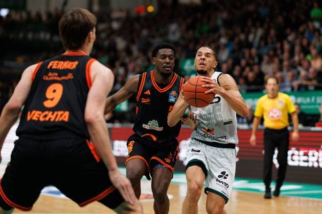 Jordan Roland Gladiators Trier in a duel with Joschka Ferner Rasta Vechta and Tj Bamba Rasta Vechta , Vet Concept Gladiators Trier vs Rasta Vechta, Basketball, easyCredit BBL, Matchday 6, Season 2025 2026, 02 11 2025 Vet Concept Gladiators Trier vs Rasta Vechta, Basketball, easyCredit BBL, Matchday 6, Season 2025 2026, 02 11 2025 Copyright: xEibner-Pressefoto AlexanderxNeisx EP_ANS