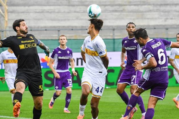 header of Tiago Gabriel Coelho Oliveira (Lecce) during ACF Fiorentina vs US Lecce, Italian soccer Serie A match in Florence, Italy, November 02 2025  Copyright: xFabioxFagiolini IPAxSportx xipa-agency.netx xx IPA_67403304 IPA_Agency_IPA67403304