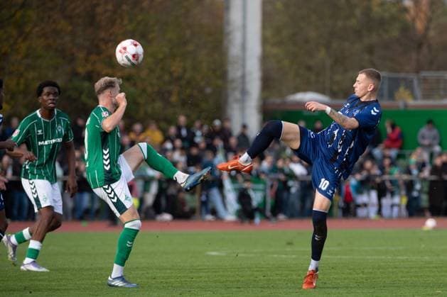 GER, Soccer, RLN, SV Werder Bremen II U23 vs VfB Oldenburg 02 11 2025, Platz 11, Bremen, GER, RLN, SV Werder Bremen II U23 vs VfB Oldenburg, DFL regulations prohibit any use of photographs as image sequences and or quasi video, im Bild Den Fuss hoch Dennis LÜTKE FRIE LUETKE FRIE SV Werder Bremen II U23 10 Julian BOCCACCIO VfB Oldenburg 10 nordphotoxgmbhx xRojahn nph00310