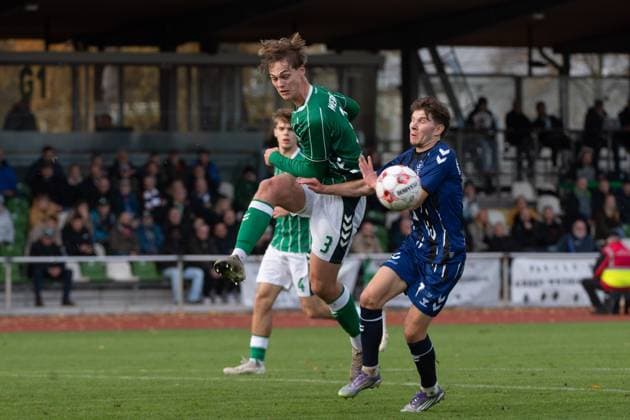 GER, Soccer, RLN, SV Werder Bremen II U23 vs VfB Oldenburg 02 11 2025, Platz 11, Bremen, GER, RLN, SV Werder Bremen II U23 vs VfB Oldenburg, DFL regulations prohibit any use of photographs as image sequences and or quasi video, im Bild Vjekoslav TARITAS VfB Oldenburg 7 Mats HEITMANN SV Werder Bremen II U23 3 nordphotoxgmbhx xRojahn nph00310